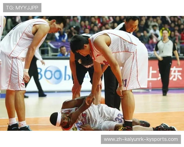 膝盖变形重伤震惊赛场穆迪无对抗受伤细节与转播中断回顾